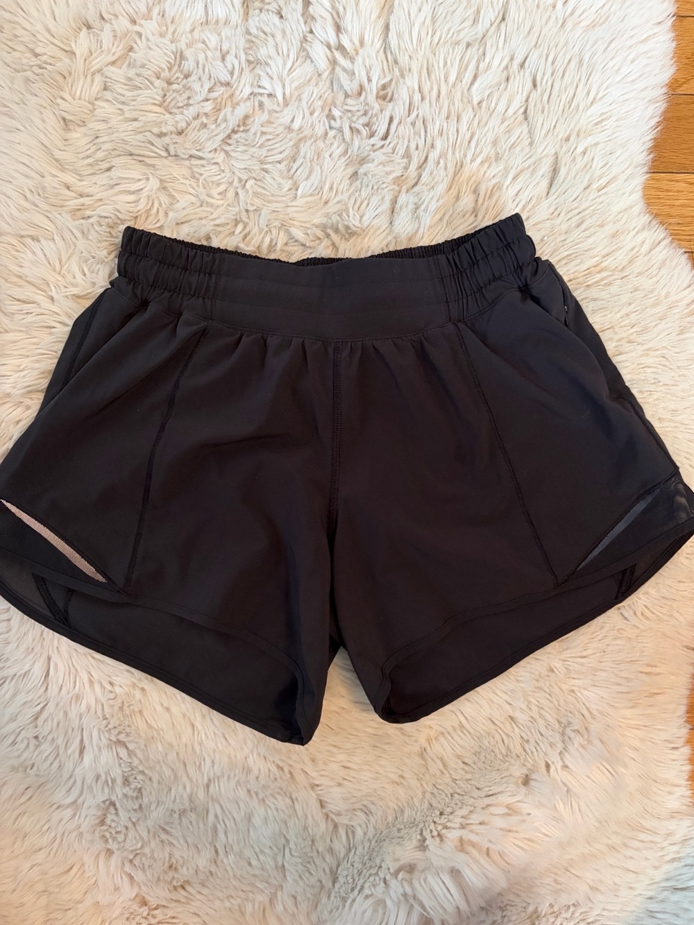 Lululemon Hotty Hot High-Rise Lined Short 4" - black, size 4.